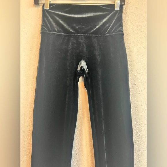 SPANX Velvet Hip Waisted Sculpting Leggings in black Size Medium - Picture 3 of 6